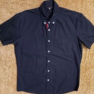 Men’s short sleeve shirt.